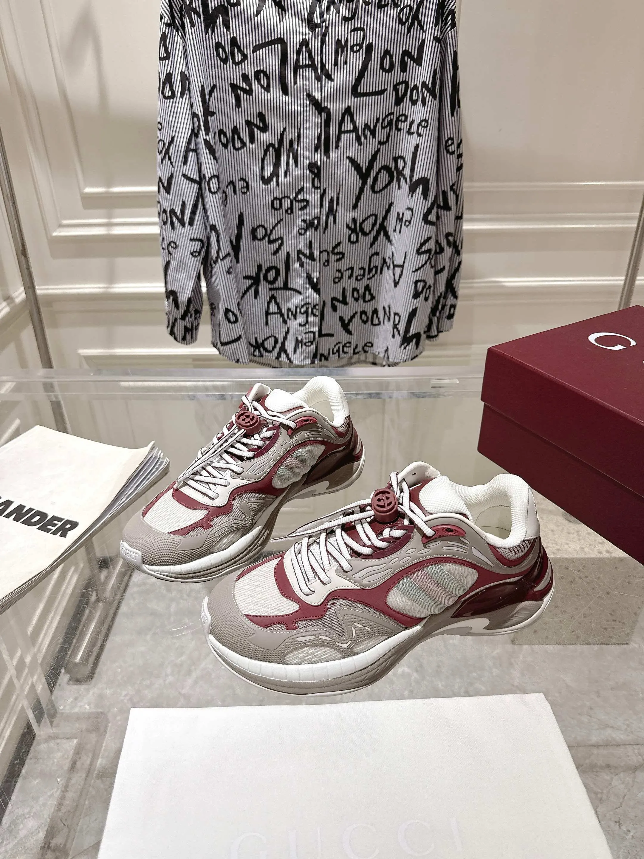 👟👟Ex-factory price 980👟👟Upgraded version with airplane case Gucci Gucci 25ss hot new style couple style retro sports shoes dad shoes This Gucci 2.0 reinterprets the brand's iconic striped webbing elements. This new interpretation of iconic details uses EVA thick soles with a smart silhouette, bringing a stable and comfortable wearing experience. Delivered in exquisite packaging. Fabric: Made of original imported cowhide/technical fabric. Inner foot pad: Breathable mesh. Heel height: 4cm. Sole: Original customized ultra-light foam rubber outsole. Size: 35-45 (women's size 40, men's size 45, custom-made, non-returnable)